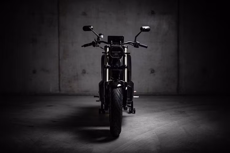 Ngoại trừ một số hình ảnh, không có nhiều thông tin về Rage được NXT tiết lộ. Từ những hình ảnh này, có thể thấy mẫu xe môtô NXT Rage mới có thiết kế tối giản nhưng mạnh mẽ. Trong đó, điểm nhấn nổi bật nhất là của chiếc xe là phần thân vỏ bao quanh ắc quy và động cơ điện. Trên thực tế, phần thân nguyên khối này cũng đồng thời là khung chính của Rage khi nó được làm bằng vật liệu sợi carbon.