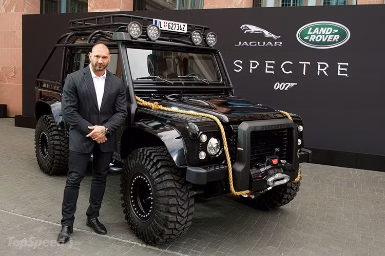 Để đối mặt với Điệp viên vĩ đại nhất thế giới, một chiếc Land Rover thông thường là không đủ. Chiếc Defender với biệt danh “Bigfoot” này được trang bị đến tận răng để trở thành cỗ máy chiến thắng mọi loại địa hinh.
