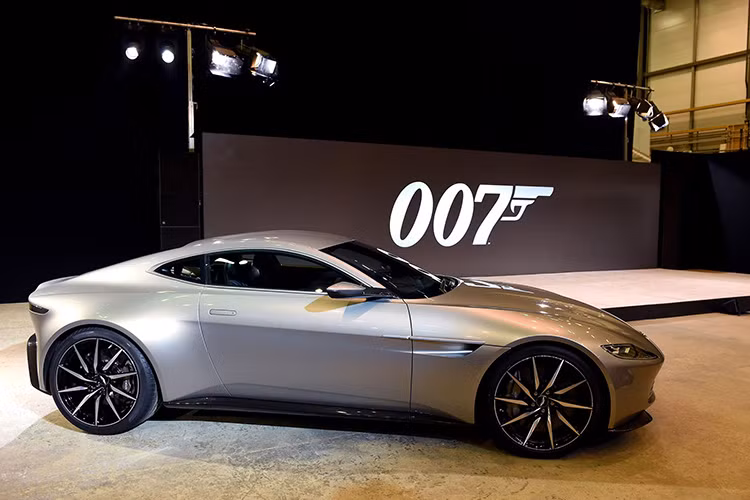 DB10 thực chất là phiên bản được xây dựng chung nền tảng VH mà dòng xe V8 Vantage đang sử dụng. DB10 dùng động cơ V8 4.7 lít, 430 mã lực, kết hợp với hộp số sàn 6 cấp. Khung xe được chế tác bằng sợi carbon nguyên khối.