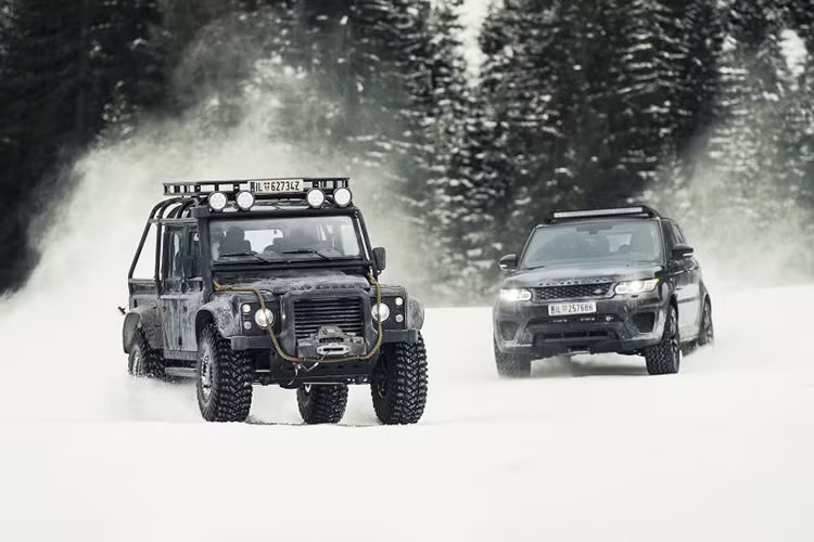 Land Rover Defender Bigfoot là tác phẩm xế độ của chính các kỹ sư SVO (Special Vehicle Operations) của Land Rover. Họ đã tạo ra tác phẩm độc đáo có thể vượt mọi chướng ngại vật và quãng đường "khủng" trong siêu phẩm Spectre này.