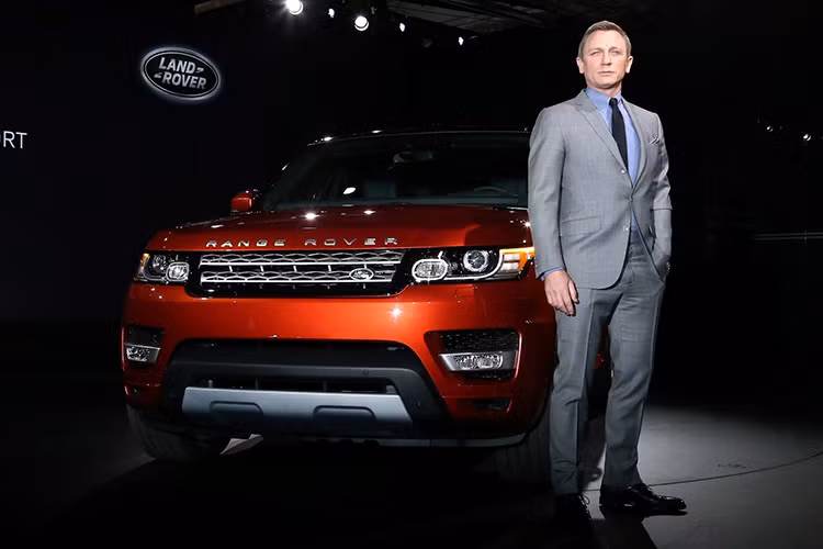 Đồng hành cùng những chiếc Land Rover Defender Bigfoot độ trong cuộc rượt bắt tại dãy An-pơ với những cảnh quay hoành tráng còn có một chiếc Range Rover Sport SVR nguyên bản.