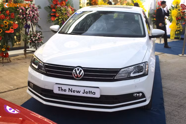 Với mong muốn mở rộng tầm ảnh hưởng của thương hiệu, Volkswagen đã tung ra chiếc Jetta thế hệ thứ 6, được ra mắt lần đầu từ năm 2011. Tương tự các dòng xe khác của Volkswagen, Jetta sở hữu thiết kế đơn giản nhưng sang trọng với lưới tản nhiệt dạng thanh ngang phía trước, nối liền với cụm đèn pha sử dụng công nghệ LED hiện đại.