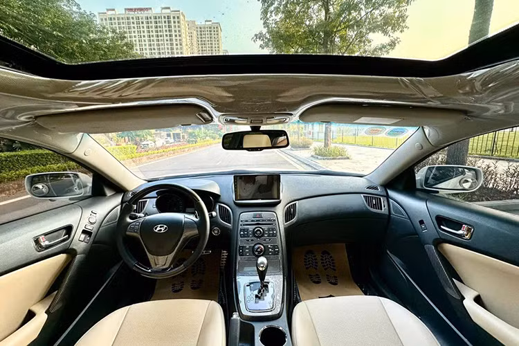 Bên trong khoang nội thất của Hyundai Genesis Coupe 2010 đều được bọc da, không gian của hàng ghế trước khá thoải mái. Để đảm bảo chất lượng xe mới 100%, một số vị trí vẫn được bọc ni-lon. 