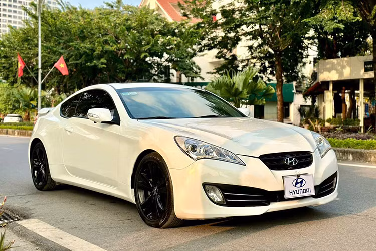 Trên thị trường ôtô cũ Việt Nam, những chiếc Hyundai Genesis Coupe đời 2010 hiện đang được rao bán với giá chưa đến 300 triệu đồng hoặc cao hơn (tuỳ vào độ mới cũ). Dù đã qua khoảng 11 năm tuổi nhưng mọi chi tiết trên một số chiếc xe rao bán vẫn còn khá đẹp mắt.