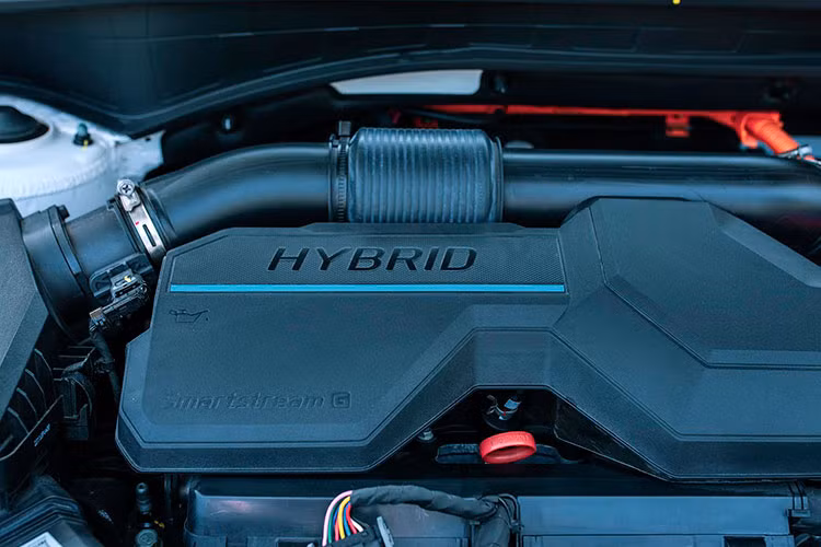 Gói an toàn chủ động SmartSense của Hyundai tiếp tục được trang bị trên Santa Fe Hybrid với các công nghệ chủ đạo bao gồm: Hệ thống hỗ trợ giữ làn đường LKA, Gói an toàn chủ động SmartSense, Đèn pha thích ứng Auto High Beam (AHB), Hệ thống giám sát và phòng tránh va chạm điểm mù BVM &amp; BCA, Hệ thống hỗ trợ đỗ xe chủ động, Hệ thống điều khiển hành trình thông minh Smart Cruise Control (SCC... 