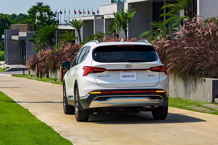 Đèn chạy ban ngày Daytime Running Light (DRL) tạo hình T-Shaped xen dọc cụm đèn chiếu sáng giúp tọa nhận diện đậm nét. Phần đuôi xe vẫn là cụm đèn LED sắc nét. Lazang xe là loại 19 inch được tối ưu khí động học, giúp tăng cường hiệu quả tiết kiệm nhiên liệu.