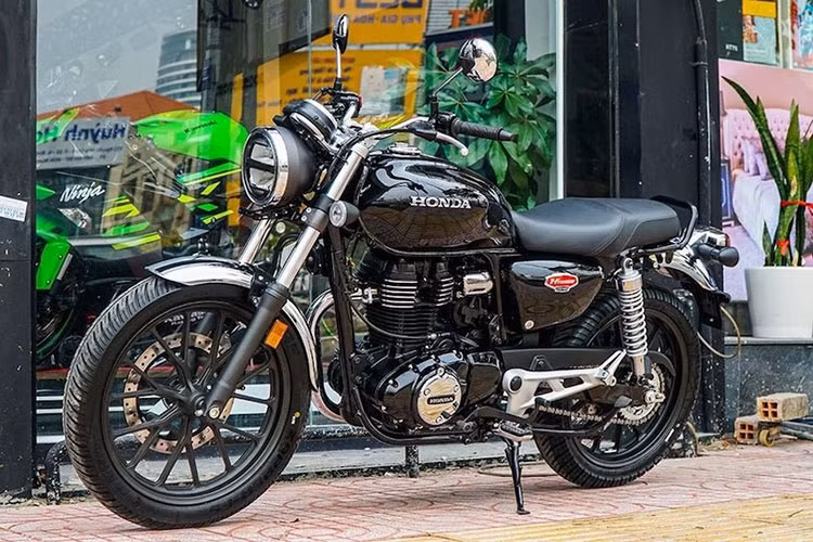 Được biết, mẫu xe có mặt tại Việt Nam qua đại lý nhập khẩu tư nhân. Mức giá xe Honda CB350 H'ness được chào bán tới 196 triệu đồng. Đây là một mức giá khá cao so với giá bán của H'ness tại thị trường Ấn Độ do chưa được phân phối chính hãng bởi Honda Việt Nam.