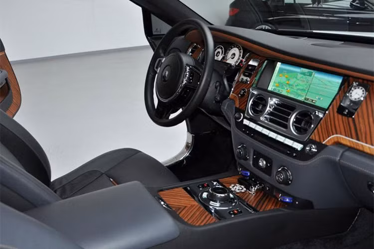 Bên trong nội thất của chiếc Rolls-Royce Wraith này không thay đổi quá nhiều, vẫn mang đậm chất 'sang chảnh" của dòng xe đình đám Anh quốc.