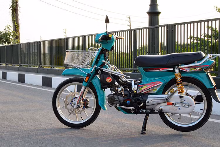 Chiếc Honda Dream đời cũ được sản xuất tại Thái Lan trong bài viết này của một người chơi xe Sài Gòn, tuy nhiên chiếc xe đã được người chơi làm mới lại dàn vỏ với màu xanh đầy cá tính, nổi bật ngoài đèn chiếu sáng halogen còn được độ đèn báo và xi nhan dạng led. Phía trước xe được trang bị thêm giỏ chở hàng phong cách.