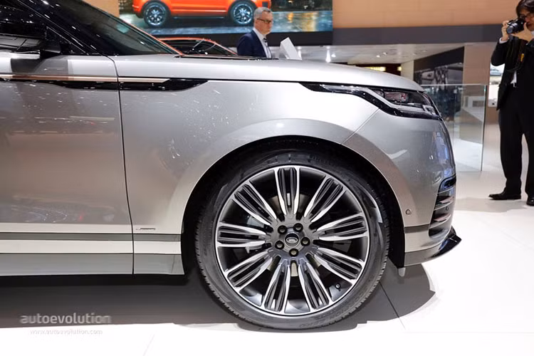 Ngoại hình của xe, đặc biệt ở phần đầu làm liên tưởng đến bản SVR của Sport. Cụm lưới tản nhiệt, đèn pha của xe lấy cảm hứng từ mẫu xe anh em Evoque nhưng có thiết kế hẹp và sắc hơn. Hốc hút gió lớn và trang trí các thanh ngang. Đèn sau cũng sử dụng LED.