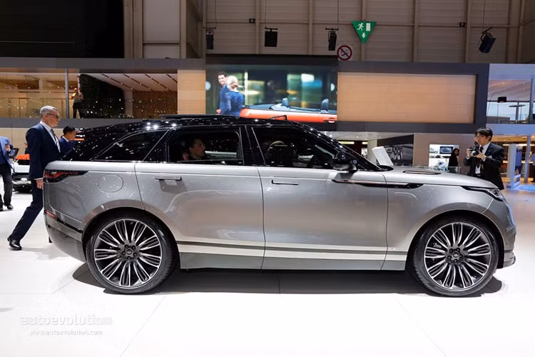 Nhưng với số tiền 49.000 USD, chưa chắc các bác có thể sở hữu một mẫu Velar vừa ý. Theo tờ Carscoops, trang web hãng vừa cho phép người dùng đặt hàng với vô số phiên bản và tùy chọn. Trong đó bao gồm phiên bản tiêu chuẩn , S, SE, R-Dynamic SE, và R-Dynamic HSE.