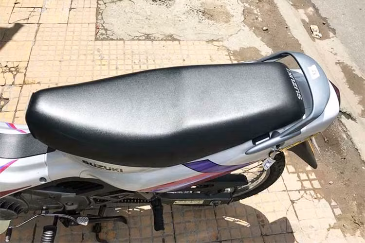 Chiếc Suzuki RGV 120 này đã được một người sưu tập xe tại Sài Gòn cất công săn lùng. Dù được sản xuất từ năm 2000 nhưng nó lại được sử dụng khá ít, chỉ hơn 1 vạn km. Do chạy ít nên về cơ bản, chiếc RGV 120 này đang trong tình trạng khá nguyên bản. Các chi tiết của xe gần như còn "zin" chưa được thay thế hay sửa chữa.
