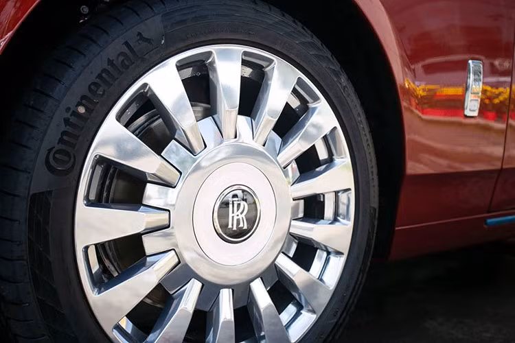 Chưa hết, bên trong khoang lái của xe siêu sang Rolls-Royce Phantom VIII mới này cũng được thiết kế lại với điểm nhấn là bảng táp-lô được trang trí chi tiết mang tên gọi The Gallery khá thú vị. Mẫu xe siêu sang này cũng được trang bị 2 màn hình màu TFT 12,3 inch.