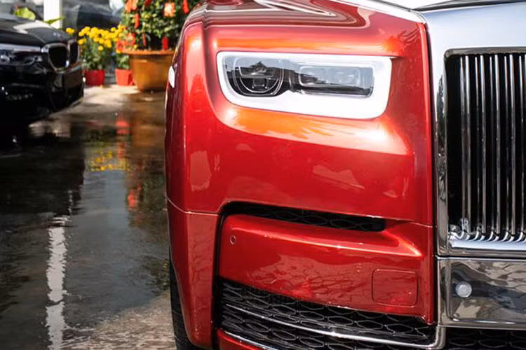 Có vẻ như giới nhà giàu tại Campuchia rất thích logo Spirit of Ecstasy trên những chiếc Rolls-Royce Phantom thế hệ thứ 8 được mạ vàng ròng nổi bật. Trong số hơn 6 chiếc Rolls-Royce Phantom thế hệ thứ 8 được đưa về xứ sở chùa tháp, 2/3 số này đều có logo Spirit of Ecstasy mạ vàng.