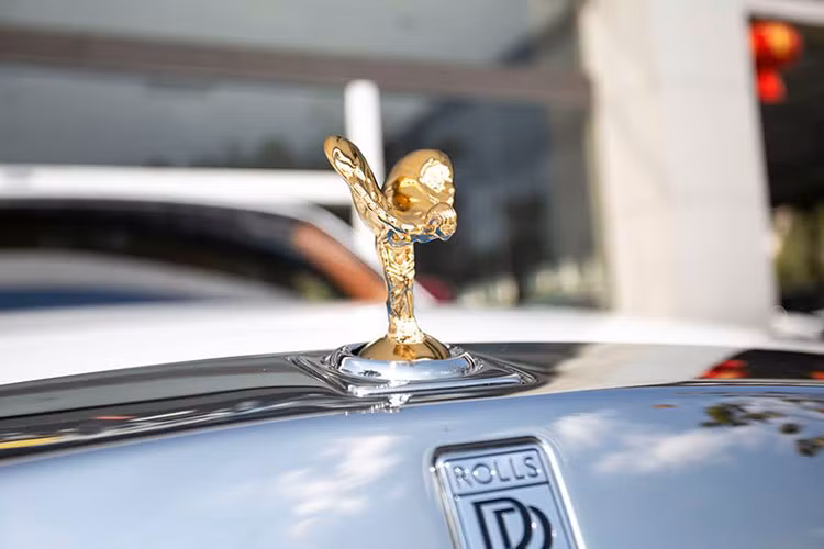 Một chi tiết nhỏ nữa cũng giúp chiếc xe siêu sang Rolls-Royce Phantom thế hệ thứ 8 mang màu sơn đỏ tại Campuchia trở nên khác biệt và đẳng cấp so với chiếc Rolls-Royce Phantom VIII đầu tiên tại Việt Nam chính là việc logo Spirit of Ecstasy được mạ vàng thay cho màu bạc nguyên bản.