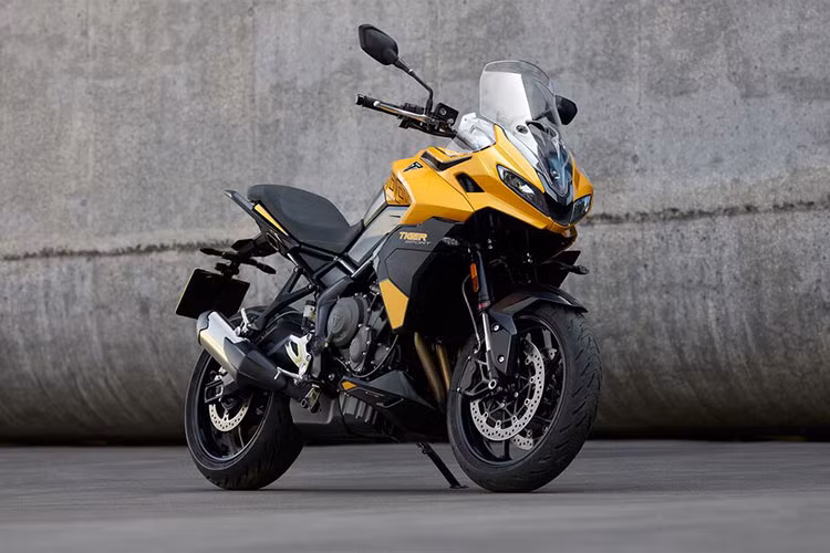 Dòng môtô thể thao Triumph Tiger Sport 800 2025 mới đã chính thức được ra mắt thị trường, mang đậm chất xe thể thao hành trình, với động cơ hoàn toàn mới rất mạnh mẽ. 