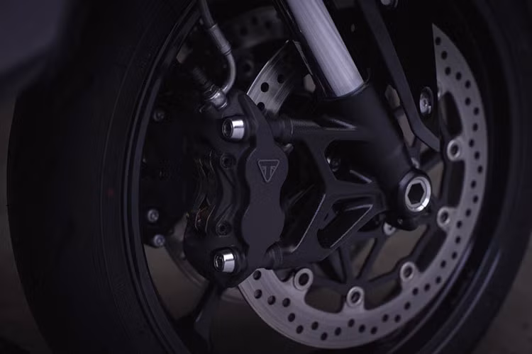 Sức mạnh động cơ của xe Triumph Tiger Sport 800 2025 được truyền tới bánh sau qua bộ hộp số 6 cấp với nút sang số nhanh và nhông xích, có hỗ trợ chống trước, ngăn bánh sau không bị khóa và giật.