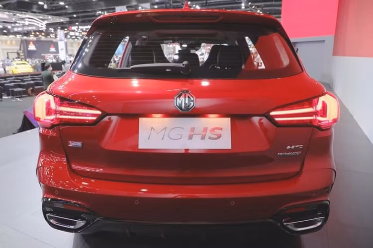 Thứ hai là hệ truyền động plug-in hybrid với máy xăng tăng áp 1.5L như trên và mô-tơ điện cho tổng công suất 284 mã lực và mô-men xoắn cực đại 480 Nm. Với cụm pin lithium-ion 16,6 kW, xe có thể di chuyển quãng đường lên tới 67 km hoàn toàn bằng động cơ điện.