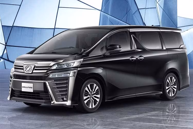 So với thế hệ người tiền nhiệm, thiết kế của mẫu xe Toyota Vellfire 2018 được hãng xe Nhật Bản chăm chút lại trở nên đẹp mắt hơn. Dựa trên dòng xe MPV cao cấp cùng hãng Alphard, Toyota Vellfire sở hữu thiết kế khỏe khoắn hơn, nội thất sang trọng và giá bán rẻ hơn Alphard. 