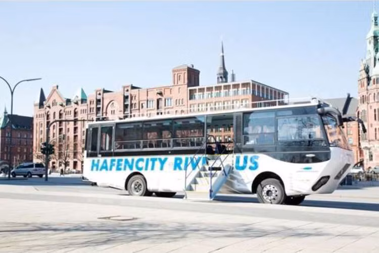 Theo ông Mike Vannauer, Giám đốc bán hàng tại MAN Truck &amp; Bus Deutschland GmbH, cho biết: Hafencity Riverbus không hoàn toàn là một chiếc thuyền, cũng không phải một chiếc xe bus đơn thuần. Do đó, các kỹ thuật viên cần có kiến thức chuyên môn cao để có thể nhanh chóng khắc phục sự cố khi cần thiết.