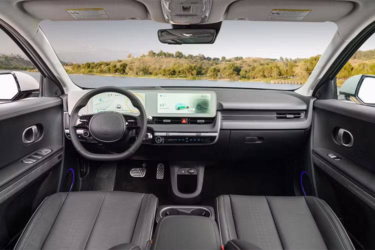 Một bộ giao diện sẽ cung cấp cho hành khách khả năng điều hướng robotaxi một cách phù hợp, chẳng hạn như dừng lại bất ngờ nhưng cần thiết ở một nơi nào đó. Về mặt an toàn, chiếc xe sẽ được trang bị với nhiều tính năng an toàn tân tiến và công nghệ không người lái của Motional cũng đã được thử nghiệm và kiểm chứng.