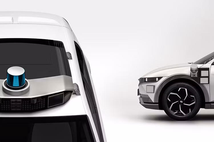 Nhưng quan trọng là bản thân chiếc xe Hyundai Ioniq 5 tự lái này có thể vận hành an toàn mà không cần người lái can thiệp. Như tưởng tượng, robotaxikhông khí thải này được trang bị các công nghệ tiên tiến, ví như hơn 30 cảm biến bao gồm sự kết hợp của camera, radar và lidar.