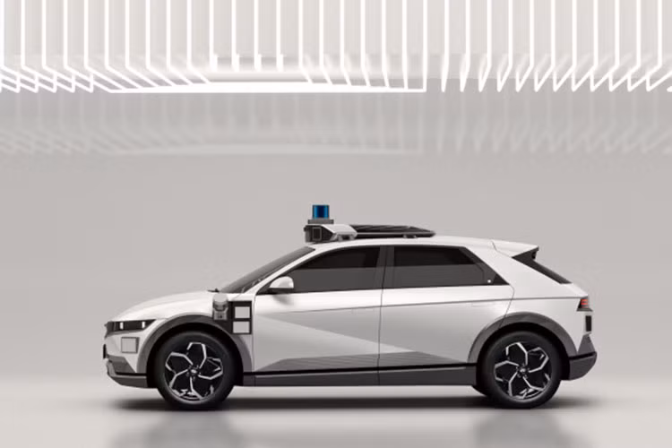 "Đối với robotaxi dựa trên Ioniq 5, chúng tôi đã áp dụng nhiều hệ thống dự phòng khác nhau, kết hợp cùng một loạt các công nghệ cần thiết để đảm bảo sự an toàn và tiện lợi của hành khách," Woongjun Jang, giám đốc công nghệ lái xe tự động của Hyundai, cho biết. "Bằng cách tích hợp thành công robotaxi Ioniq 5 của Tập đoàn với công nghệ lái xe tự động của Motional, chúng tôi tự hào thông báo rằng chúng tôi đã đạt được một cột mốc quan trọng khác trên con đường thương mại hóa robotaxi của mình."