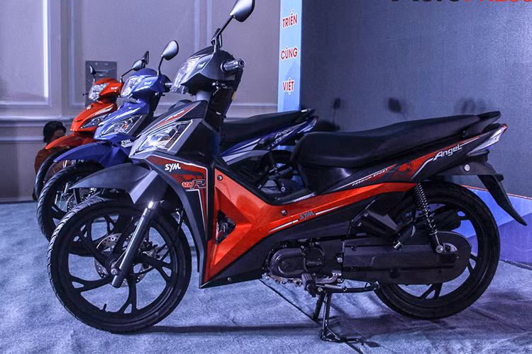 Phần đầu xe với đèn pha kết hợp với đèn xi-nhan được cách điệu hài hòa với mặt nạ xe, tạo nên một vẻ đẹp cân đối. Đèn hậu và đèn xi-nhan thiết kế góc cạnh và được vuốt cao, làm cho xe có cái nhìn thanh thoát.