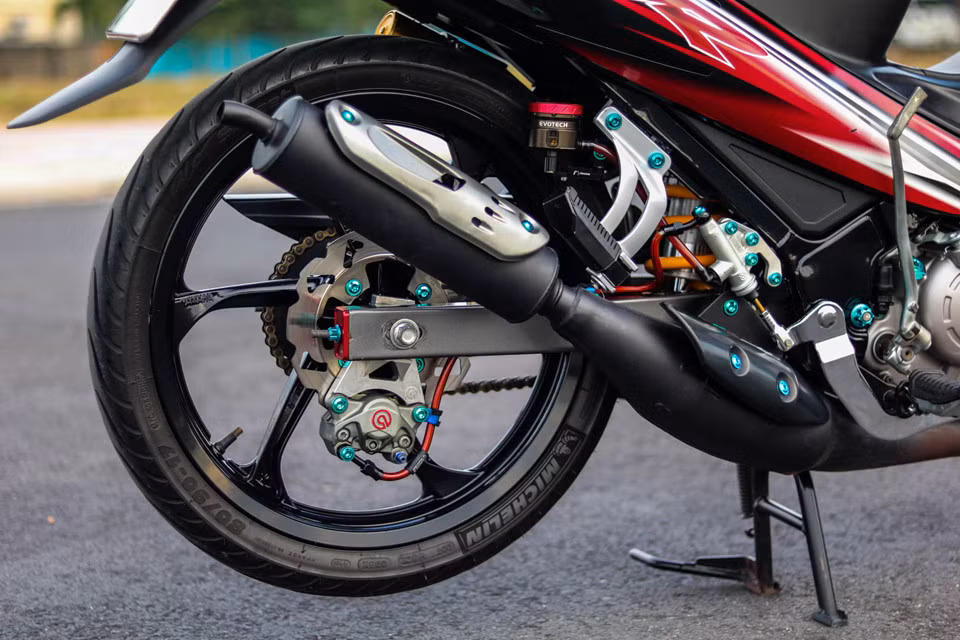 Những trang bị nổi bật phía sau xe còn có heo Brembo, bình dầu Evotech, pen đạp thắng Brembo. Chủ xe đã thay toàn bộ ốc của xe bằng ốc Proti GR5 với khối lượng nhẹ, chắc, tránh ăn mòn, cùng màu sắc đẹp mắt.