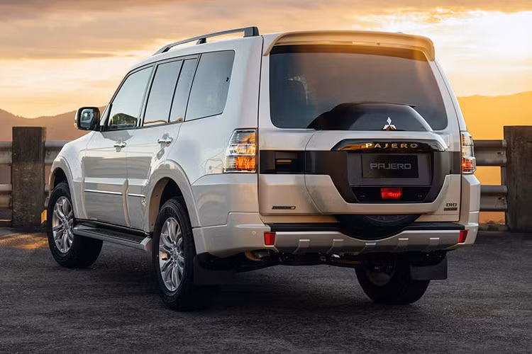 Theo đó, các hoạ sỹ của Carscoops đã dự đoán trước thiết kế của mẫu xe SUV Mitsubishi Pajero 2027 bằng những hình ảnh phác hoạ khá đẹp mắt. Cụ thể, “ngoại hình” của Pajero 2027 được cho rằng sẽ có phần đầu lấy cảm hứng từ Outlander.