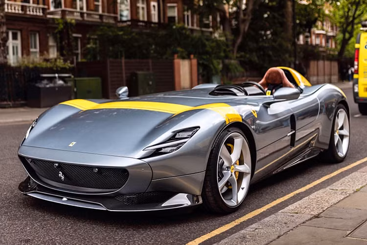 Ngay khi được một nhân viên của đại lý siêu xe HR Owen lái xe xuống mặt đường, chiếc siêu xe Ferrari Monza SP1 nhanh chóng trở thành tâm điểm của nhiều bạn trẻ mê xe đã chờ sẵn và cả những người đi đường hiếu kỳ đứng lại xem và chiêm ngưỡng. 