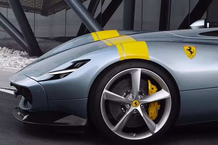 Khi trình làng lần đầu tiên với các khách hàng trên thế giới tại triển lãm ôtô Paris 2018, hãng Ferrari cho biết toàn bộ 499 chiếc siêu xe Ferrari Monza đã có chủ nhân đặt mua từ trước. Giá xe Ferrari Monza khởi điểm 1.6 triệu Euro (tương đương 1,82 triệu đô la hay 42,15 tỷ đồng).