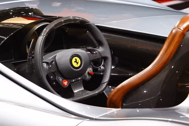 Ferrari Monza SP1 được trang bị 1 tấm kính chắn gió ảo rất thú vị và xe không có mui. Thiết kế của siêu xe này lấy cảm hứng từ các dòng xe Barchetta trong quá khứ, đặc biệt là 166 MM 1948 cũng như 750 Monza của thập niên '50. Cửa mở của Ferrari Monza SP1 sẽ đẩy về phía trước giống kiểu cửa cắt kéo và nó chỉ có duy nhất 1 chỗ ngồi.