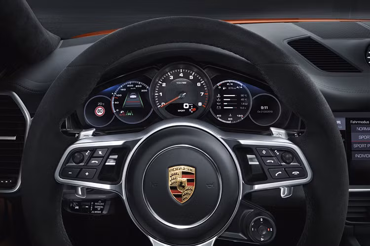 Các trang bị tính năng cao cấp và công nghệ hỗ trợ lái xe không có sự khác biệt so với Porsche Cayenne SUV. Xe được trang bị cụm đồng hồ lái màn hình kép 7 inch nhiều chế độ hiển thị, màn hình cảm ứng trung tâm kích thước 12,3 inch, các cụm phím điều khiển cảm ứng thay cho phím bấm vật lý, đèn viền nội thất sang trọng, âm thanh cao cấp Burmester, các dịch vụ kết nối trực tuyến..