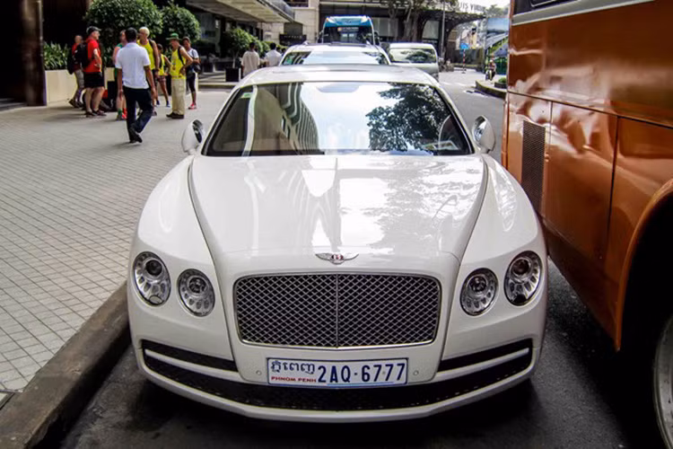 Chiếc Bentley Flying Spur V8 thuộc sở hữu của đại gia Campuchia vừa xuất hiện tại TP HCM. Đây là dòng sedan siêu sang Anh quốc, lần đầu giới thiệu vào 2013.