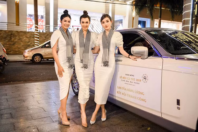 Cả 2 chiếc Rolls-Royce Phantom của ông Đặng Lê Nguyên Vũ điều đi tham dự Lễ hội cà phê Buôn Ma Thuột 2019 đều thuộc thế hệ thứ 7 và phiên bản cũ. Hiện tại thị trường Việt Nam, thế hệ mới nhất của dòng xe Rolls-Royce Phantom đã bước sang con số 8 nhưng chỉ mới có 1 chiếc được đưa về nước.