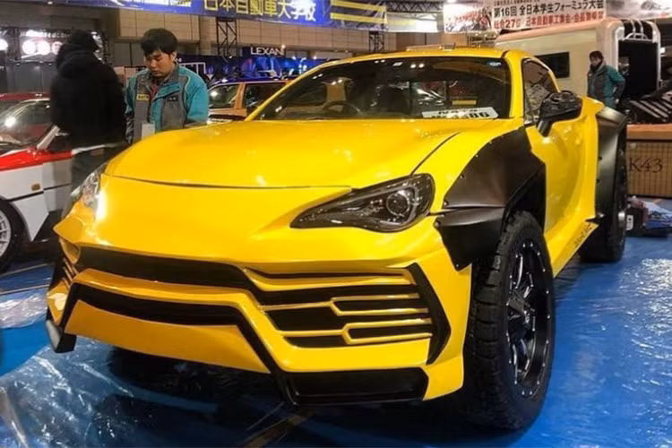 Tại triển lãm Tokyo Auto Salon 2019 hiện đang diễn ra tại Nhật Bản, trường đại học Nihon Automobile College (NATS) đã quyết định tham gia với một dự án ấn tượng. Theo đó, các sinh viên của trường đại học NATS đã mang một chiếc Lamborghini Urus bán tải tự chế đến trưng bày.