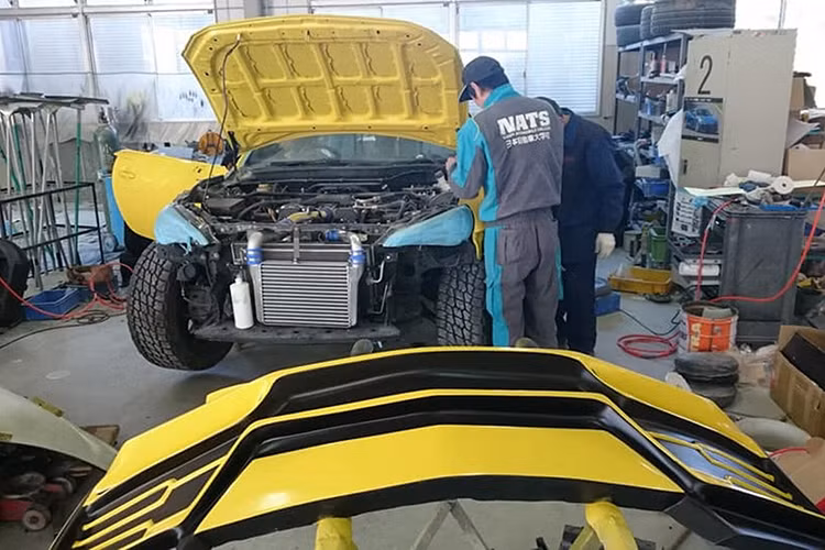 Nhìn chung, thiết kế phần đầu của chiếc xe bán tải ra đời từ xe thể thao Toyota 86 này khá giống với siêu SUV Lamborghini Urus. Tuy nhiên, cụm đèn pha của Toyota 86 lại vẫn được giữ lại trên chiếc xe bán tải tự chế.