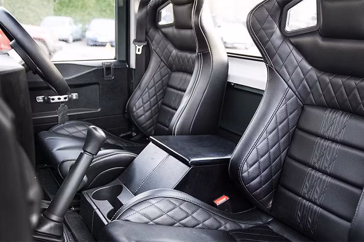 Cũng giống Mercedes làm với X-class, Land Rover có kế hoạch bán Defender pick-up với một loạt phiên bản, từ bản tiêu chuẩn đặc trưng off-road cho tới tùy chọn hạng sang với những trang bị cao cấp, tiện nghi.