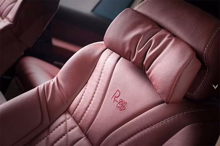 Da lộn Alcantara cũng được ốp trên một phần bệ để tay và sau lưng hàng ghế thứ nhất. Hơi đáng tiếc khi Vilner lại không sử dụng luôn chất liệu này để ốp cho trần xe, nơi vẫn được họ giữ nguyên chất liệu nguyên bản. 