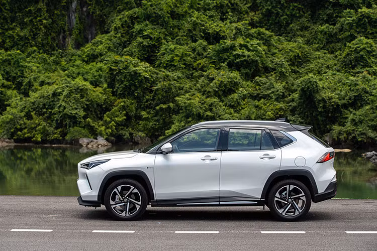 Được phát triển dựa trên nền tảng GA-B mới, kích thước tổng thể của Toyota Yaris Cross 2023 đạt chiều dài 4.310mm, rộng 1.770mm và cao 1.615mm, chiều dài cơ sở 2.620mm. Như vậy, Toyota Yaris Cross ở Việt Nam cũng như các nước Đông Nam Á khác có cùng kích thước. 