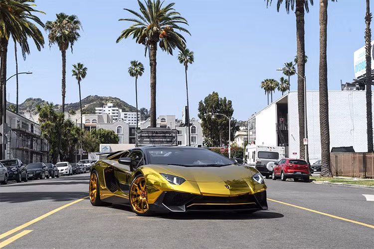 Ca sĩ nhạc R&amp;B nổi tiếng Chris Brown là một người chơi xe khá có tiếng trong làng nhạc thế giới. Anh từng là một trong những người đầu tiên mua chiếc xe thể thao Rezvani Beast, và hiện tại cũng đang giữ vài chiếc siêu xe Lamborghini Aventador trong garage của mình.