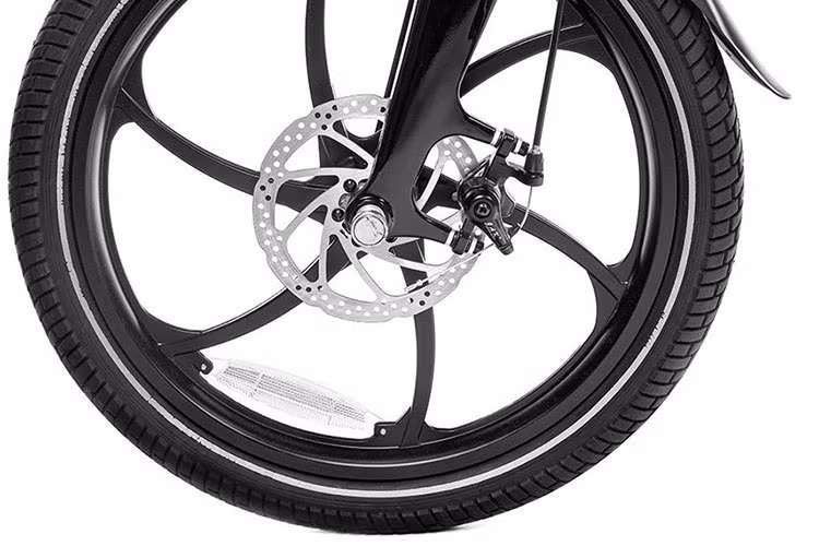 Toàn bộ pin và mô tơ điện trên chiếc xe điện Ducati MG-20 được giấu kín trong bộ khung sườn của chiếc xe, tạo nên cảm giác rất gọn gàng như những mẫu xe đạp thông thường. 