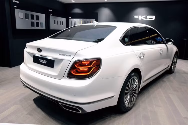 Theo hãng xe Hàn Quốc, Kia K9 thế hệ mới kết hợp thiết kế ngoại thất lịch lãm sang trọng, hiệu năng vận hành cao và một không gian cabin rộng rãi, các vật liệu cao cấp, thiết kế tinh tế. Hãng cũng sẽ ứng dụng nhiều công nghệ tiên tiến hàng đầu hiện nay, như các công nghệ bảo vệ an toàn, tiện nghi nội thất cũng như hỗ trợ lái xe thông minh. 
