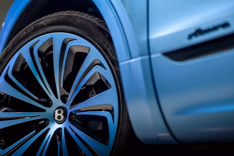 "Chúng tôi bắt đầu thảo luận về cấu hình của chiếc Bentley Bentayga EWB Azure hàng thửa tại phòng trưng bày ở Newport Beach, nhưng nhanh chóng nhận ra rằng chúng tôi cần thêm thời gian để xem xét từng chi tiết nhỏ. Chúng tôi tiếp tục việc hỏi ý kiến tại nhà khách hàng - và hoàn thành vào khoảng 1 giờ sáng,” Phill Dean cho biết thêm.