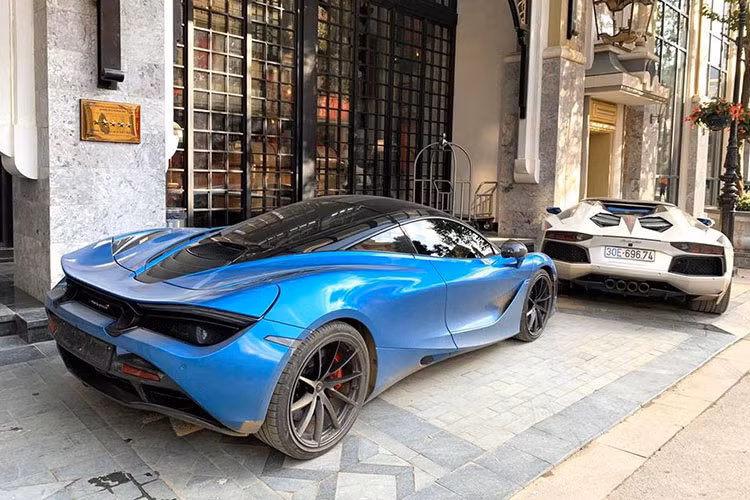 Chưa hết, trong hành trình này còn có một siêu xe bí ẩn xuất hiện đó chính là mẫu xe Lamborghini Aventador LP700-4 mui trần của một doanh nhân bất động sản rất kín tiếng tại Hà Nội. Xe sử dụng động cơ V12, dung tích 6,5 lít công suất 700 mã lực tại 8.250 vòng/phút, mô-men xoắn cực đại 690 Nm tại 5.500 vòng/phút. Hộp số ly hợp kép 7 cấp. Xe có khả năng tăng tốc 0-100 km/h trong 2,9 giây, tốc độ tối đa 349 km/h.