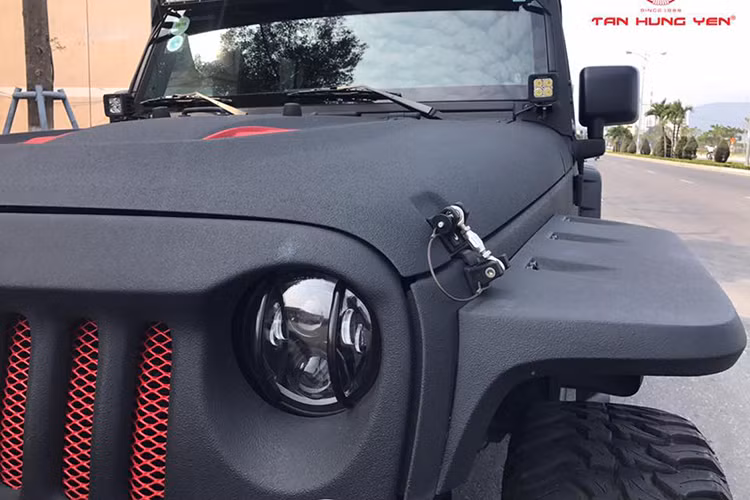 Chiếc Jeep Wrangler Unlimited Lifted tại Đà Nẵng được nhập khẩu trực tiếp từ Mỹ, là phiên bản 2015. Xe sở hữu ngoại thất màu đen sần cùng các chi tiết thiết kế hầm hố, hiết kế xe vuông vức với đặc điểm nhận dạng là “thanh chắn tản nhiệt 7 khe” đặc trưng của họ nhà Jeep khiến những người không đam mê xe khó mà phân biệt được nó với các phiên bản khác.