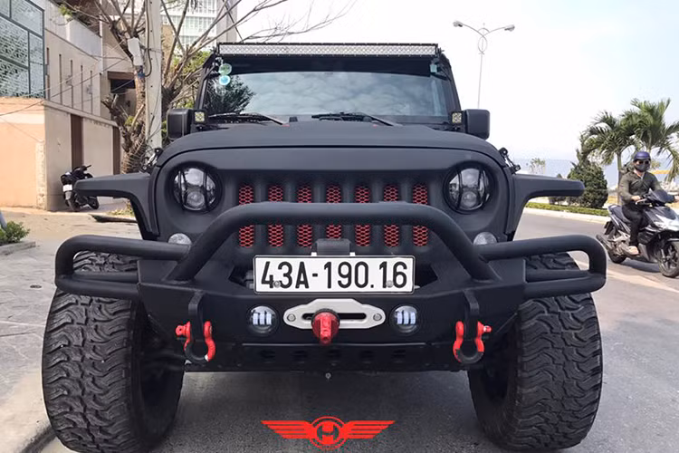 Chiếc Jeep Wrangler Unlimited Lifte 2015 xuất hiện trong bài viết được một showroom ôtô nhập khẩu tại đưa về cho một khách đặt hàng tại Đà Nẵng. Được biết, khi về đến thị trường Việt Nam, mẫu xe này sở hữu mức giá lên đến 130 ngàn USD (tương đương 2,9 tỷ đồng).