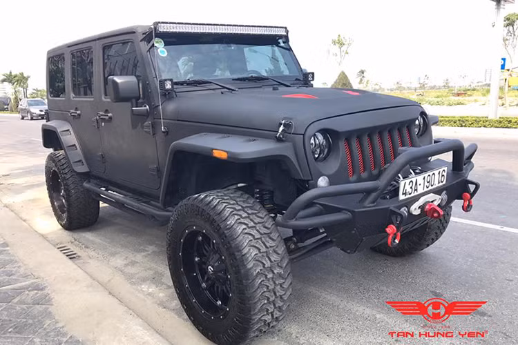 Các dòng xe của Jeep lâu nay đã nổi tiếng và vang danh khắp thế giới vì sự đang dụng và vượt mọi địa hình của nó. Khả năng off-road của Jeep là số 1 thế giới, chưa có dòng xe nào có khả năng đó vượt các dòng xe của Jeep. Chiếc Jeep Wrangler Unlimited Lifted với ngoại hình "hầm hố" nhưng vô cùng quyến rũ vừa bị bắt gặp tại Đà Nẵng.