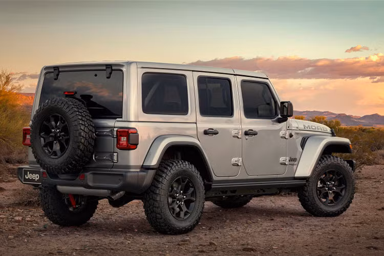 Moab Edition phiên bản 2018 sở hữu dáng vẻ vạm vỡ hơn so với nguyên bản Sahara, đồng thời cũng phải nhờ ơn các trang bị mới như nắp capô Rubicon với nhãn Moab độc nhất, bậc cửa off-road xịn, và tấm cản va bằng thép với nắp cuối có thể tháo ra được.